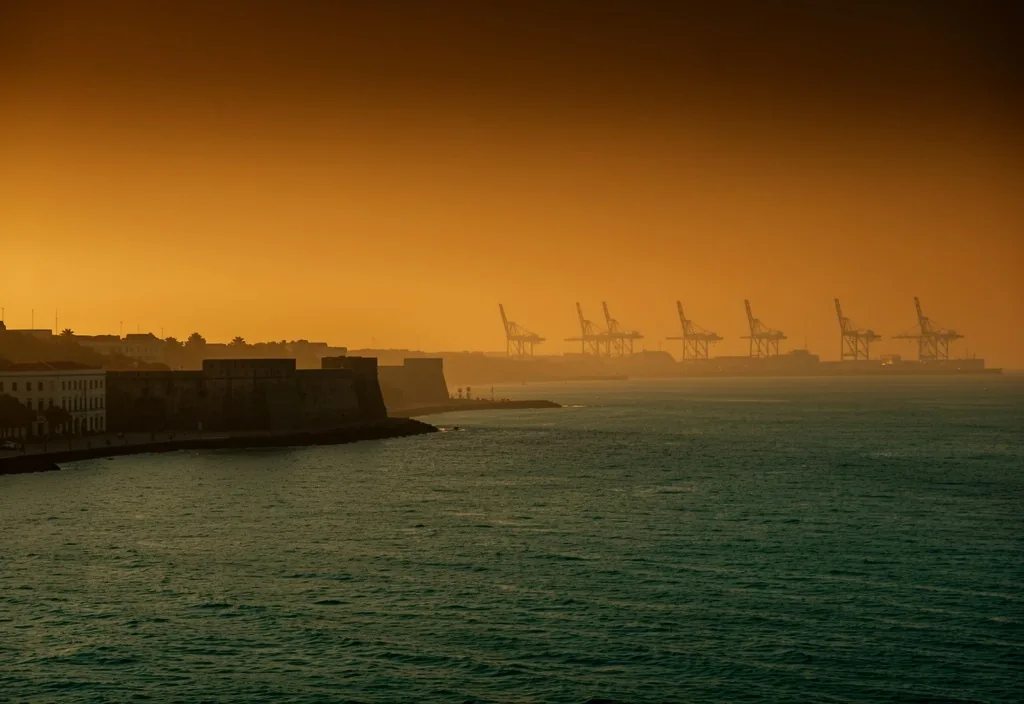Vista aérea del Centro Histórico de Cartagena y zona portuaria al amanecer